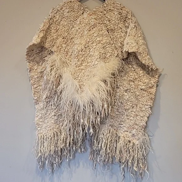 Thick fuzzy shawl with feather - Picture 6 of 11